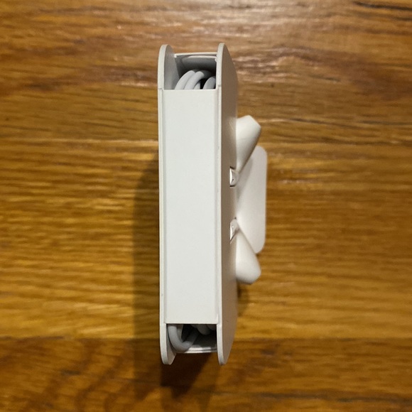 Apple Wired EarPods with Lightning Connector Headphones - White - Picture 8 of 9